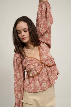 Promesa Going For Baroque Lace-Trimmed Floral Peasant Top